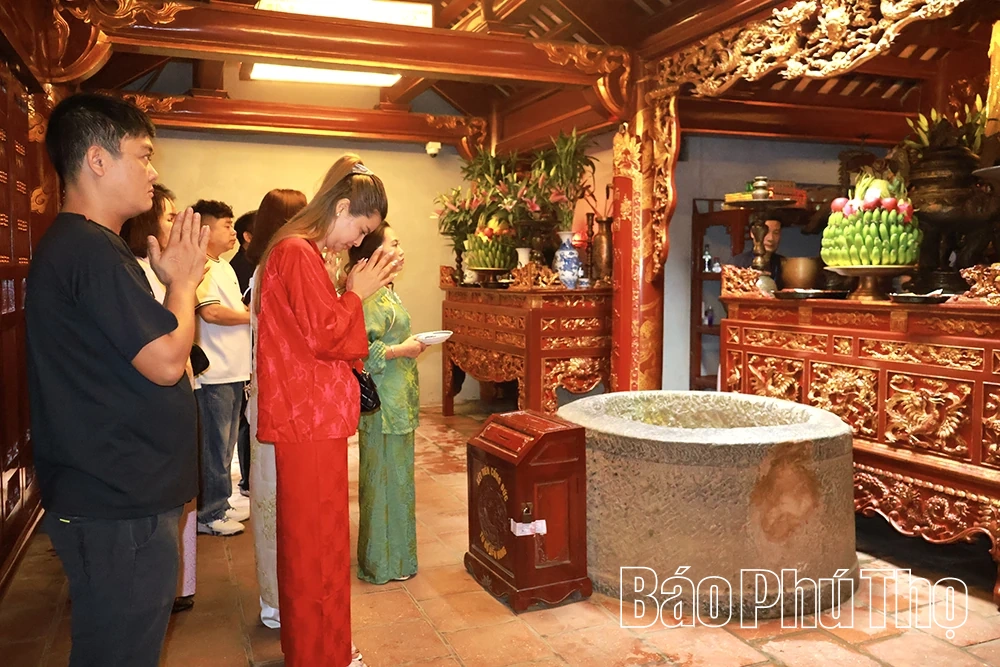 Những người gìn giữ lăng miếu Tổ tiên