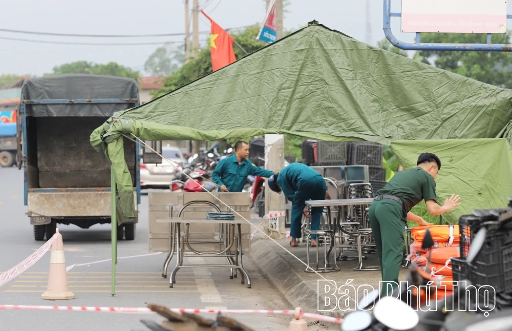 Khẩn trương di dời các hộ dân bị ảnh hưởng do sạt lở tại khu Phú Hà, phường Phong Châu