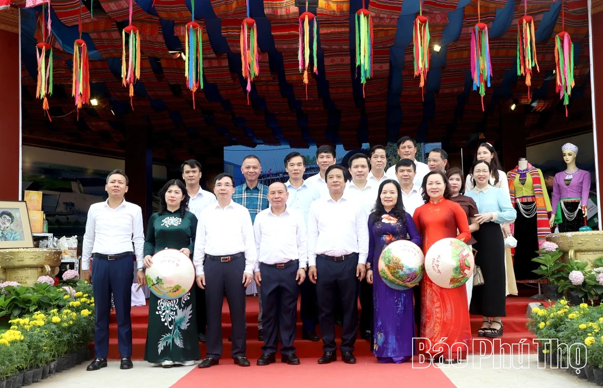 Lãnh đạo tỉnh thăm, động viên các đơn vị tham gia Hội trại văn hóa năm 2026