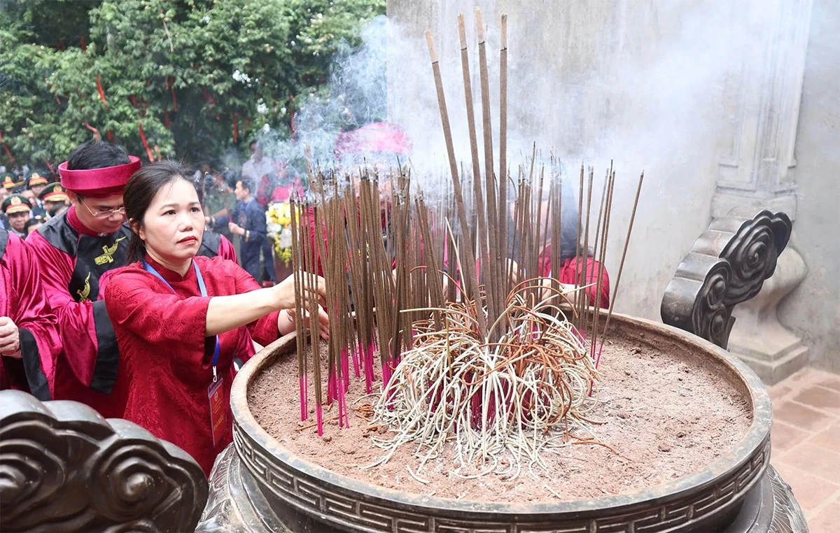 Các đồng chí lãnh đạo Đảng, Nhà nước dâng hương Lễ Giỗ Tổ Hùng Vương năm 2026