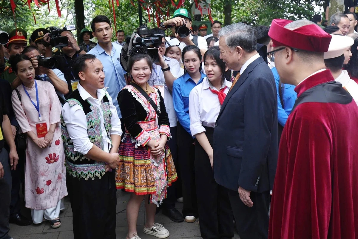 Đồng chí Tổng Bí thư, Chủ tịch nước Tô Lâm gặp gỡ, nói chuyện với đồng bào trẩy hội Đền Hùng