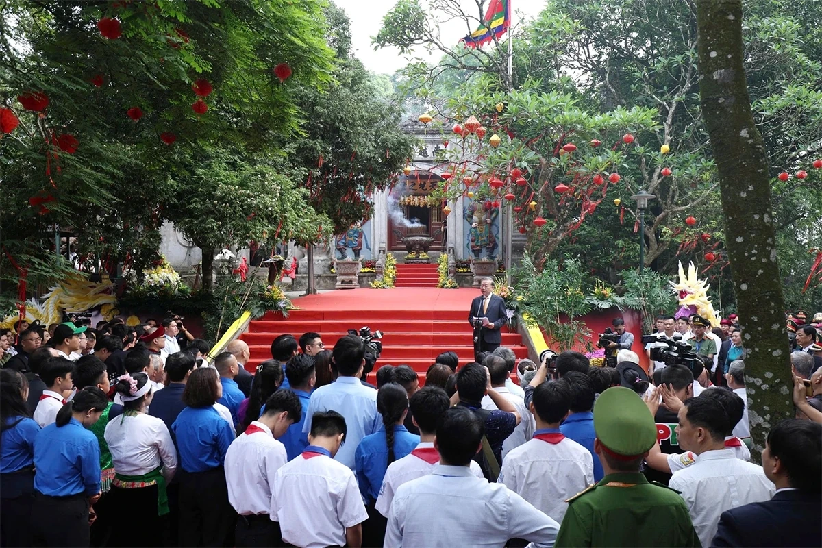 Đồng chí Tổng Bí thư, Chủ tịch nước Tô Lâm gặp gỡ, nói chuyện với đồng bào trẩy hội Đền Hùng