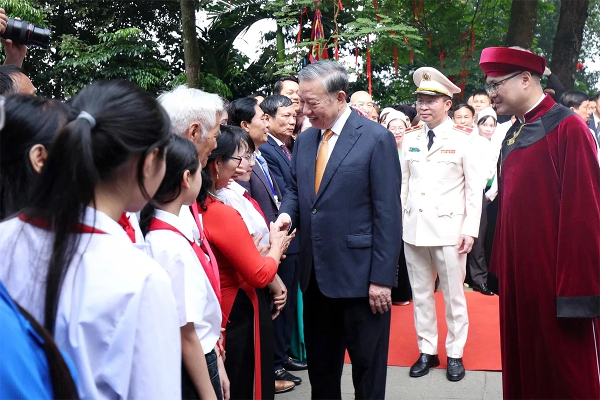Đồng chí Tổng Bí thư, Chủ tịch nước Tô Lâm gặp gỡ, nói chuyện với đồng bào trẩy hội Đền Hùng