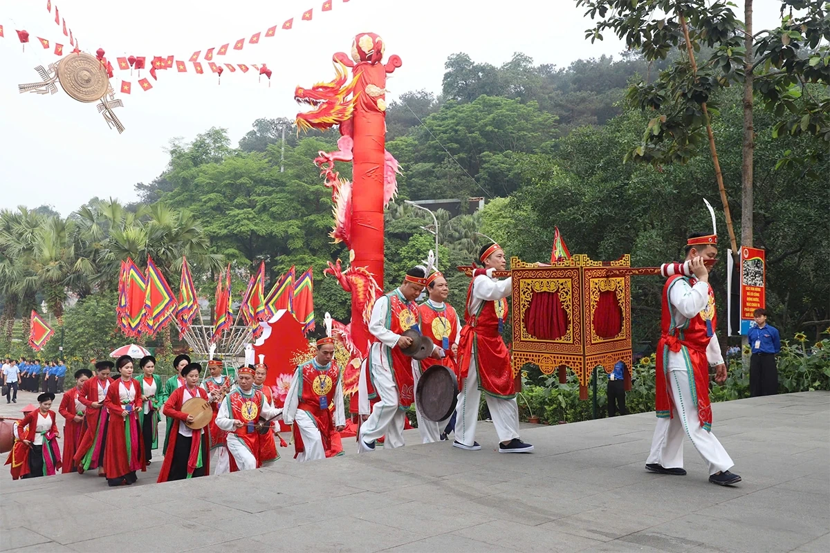 Tổng Bí thư, Chủ tịch nước dâng hương tưởng niệm các Vua Hùng