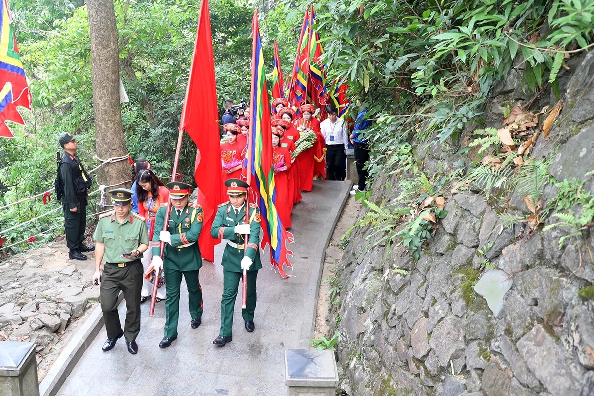 Tổng Bí thư, Chủ tịch nước dâng hương tưởng niệm các Vua Hùng