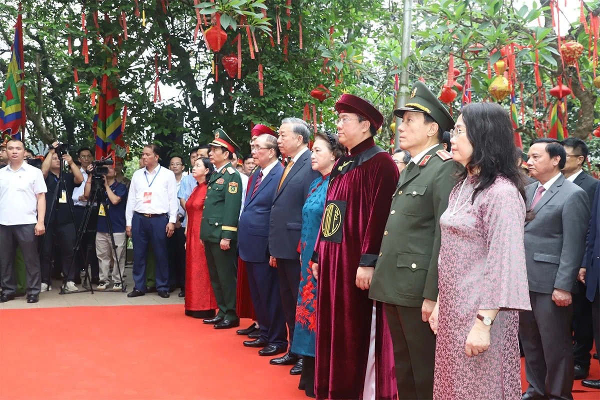 Tổng Bí thư, Chủ tịch nước dâng hương tưởng niệm các Vua Hùng