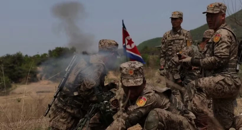 Nhà lãnh đạo Triều Tiên Kim Jong Un đi thị sát nhân dịp thành lập quân đội