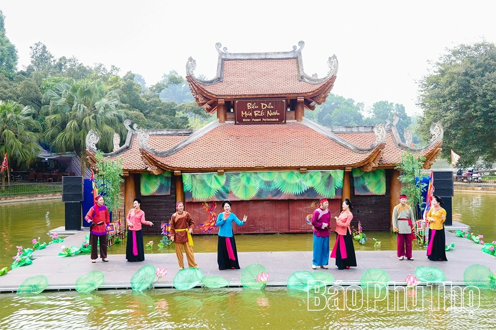 Trình diễn múa rối nước trên Đất Tổ Vua Hùng
