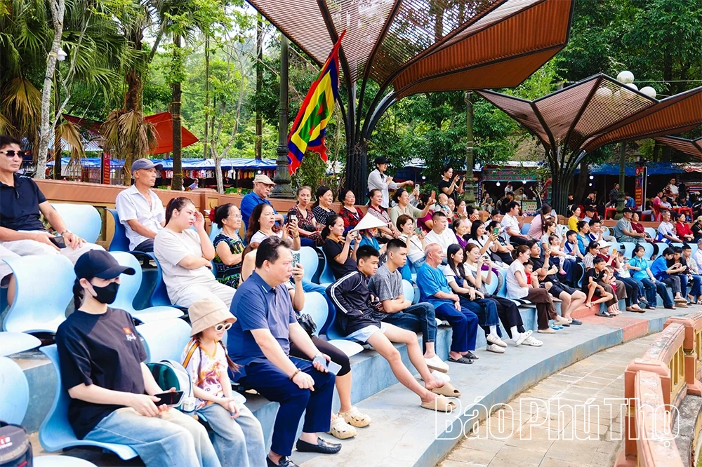 Trình diễn múa rối nước trên Đất Tổ Vua Hùng