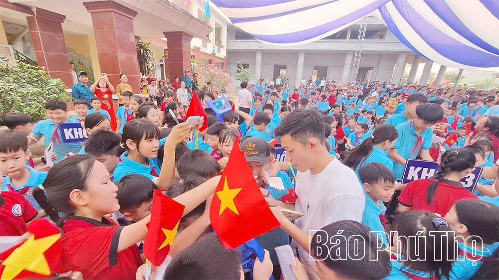 Giao lưu giữa các nghệ sĩ, tuyển thủ bóng đá với học sinh phường Tân Hòa