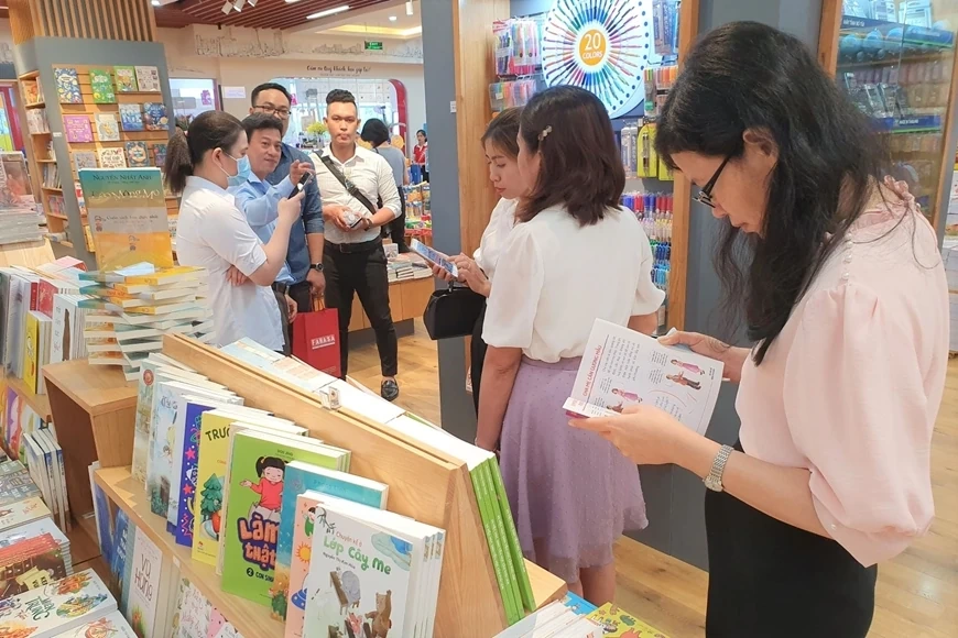 Phê phán khuynh hướng sáng tác lệch lạc làm phương hại nền văn học, nghệ thuật cách mạng