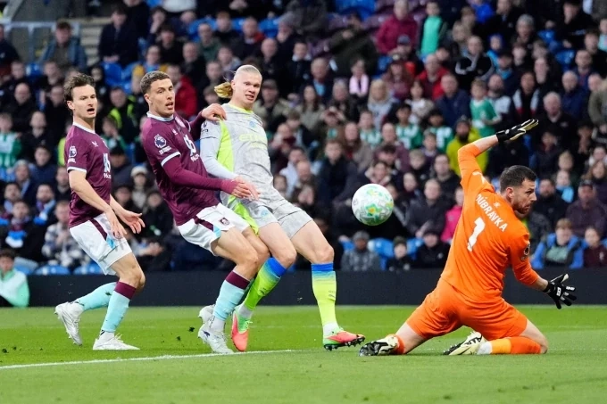 Man City chiếm đỉnh bảng Ngoại hạng Anh