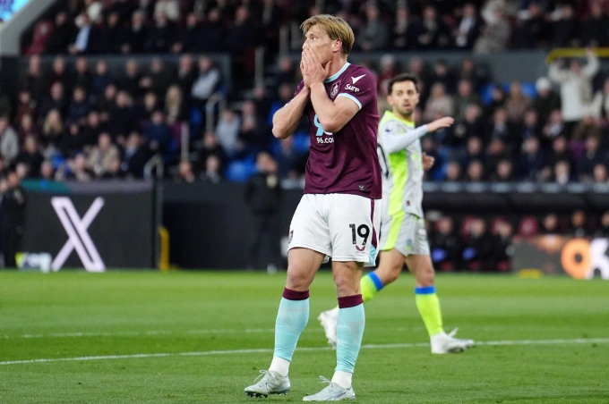 Man City chiếm đỉnh bảng Ngoại hạng Anh