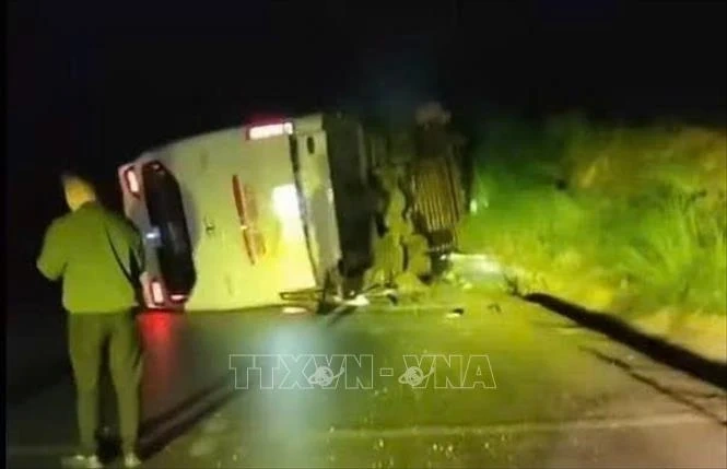 Lật xe khách tại Lào Cai khiến hai người bị thương