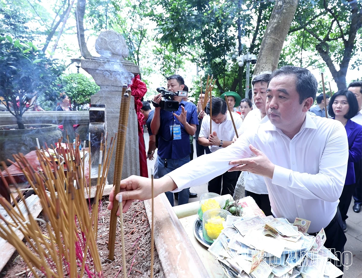 Đoàn đại biểu Thành phố Hà Nội dâng hương tưởng nhớ các Vua Hùng