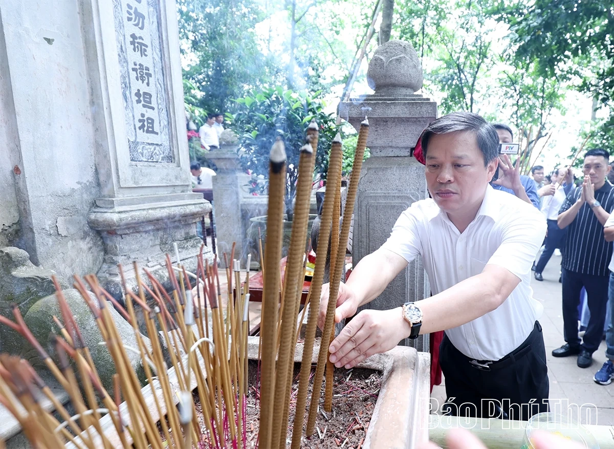 Đoàn đại biểu Thành phố Hà Nội dâng hương tưởng nhớ các Vua Hùng