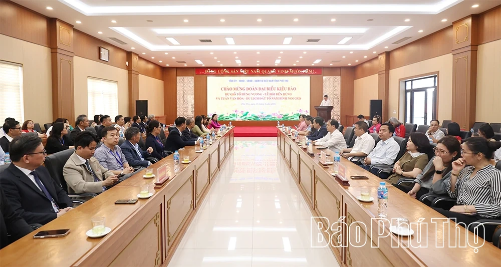 Đoàn kiều bào tiêu biểu dâng hương tri ân các Vua Hùng