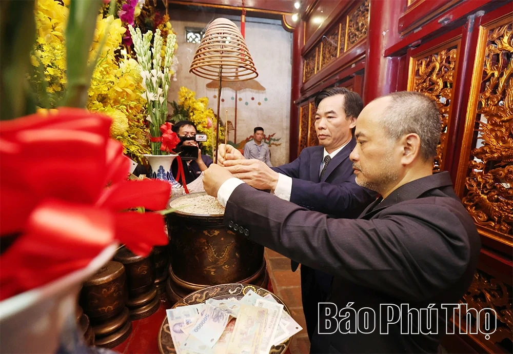 Đoàn kiều bào tiêu biểu dâng hương tri ân các Vua Hùng