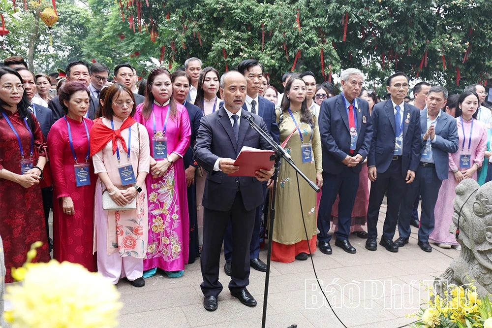 Đoàn kiều bào tiêu biểu dâng hương tri ân các Vua Hùng