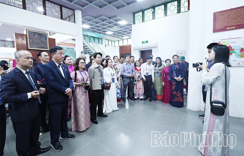 Đoàn kiều bào tiêu biểu dâng hương tri ân các Vua Hùng