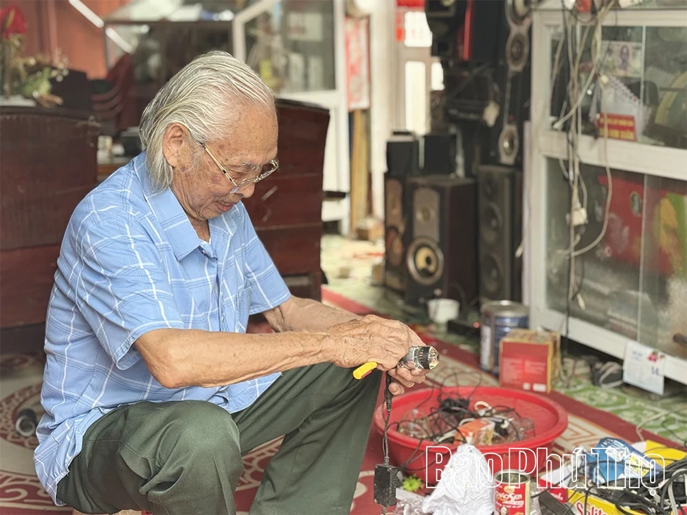 Người anh hùng phá bom từ trường