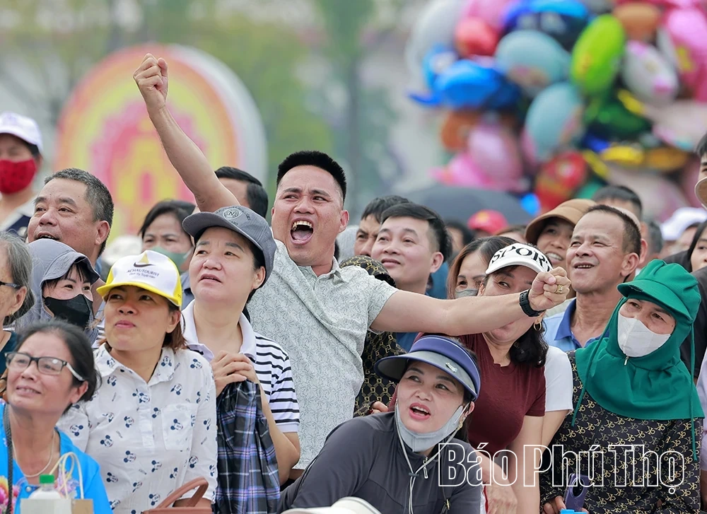 Hào khí Việt trên sóng nước hồ Công viên Văn Lang