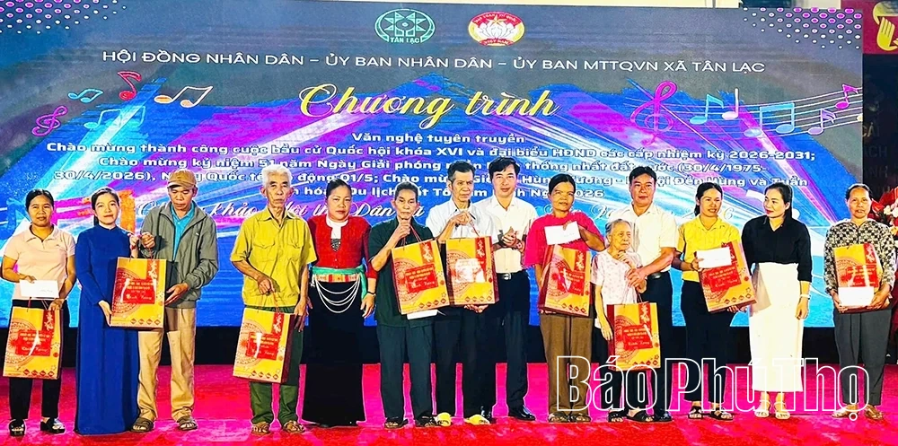 Sôi nổi chương trình văn nghệ chào mừng các ngày lễ lớn tại xã Tân Lạc