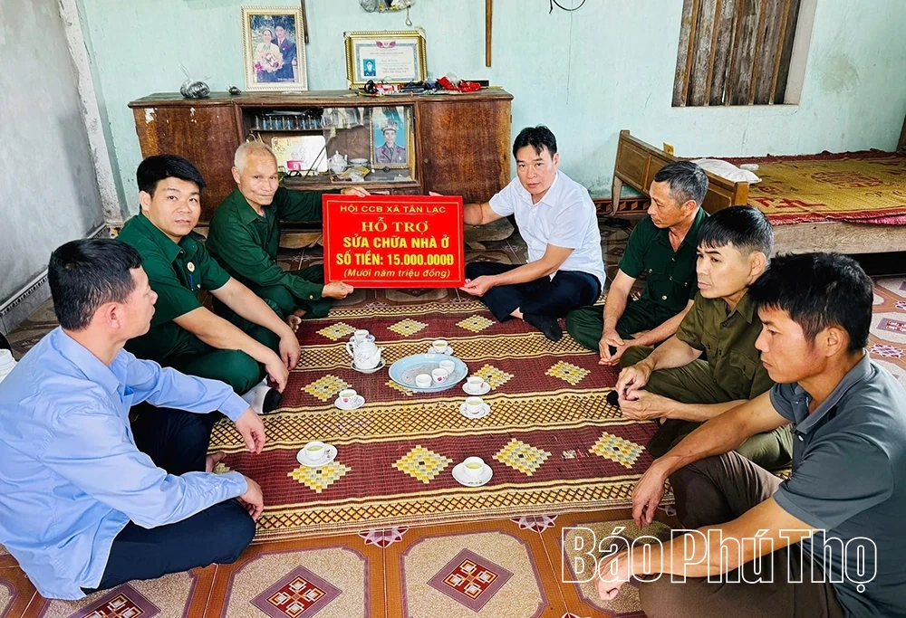 Sôi nổi chương trình văn nghệ chào mừng các ngày lễ lớn tại xã Tân Lạc