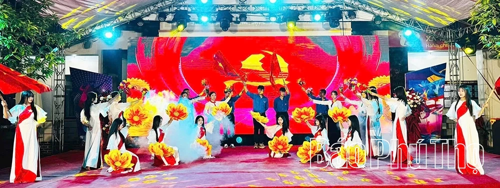 Sôi nổi chương trình văn nghệ chào mừng các ngày lễ lớn tại xã Tân Lạc