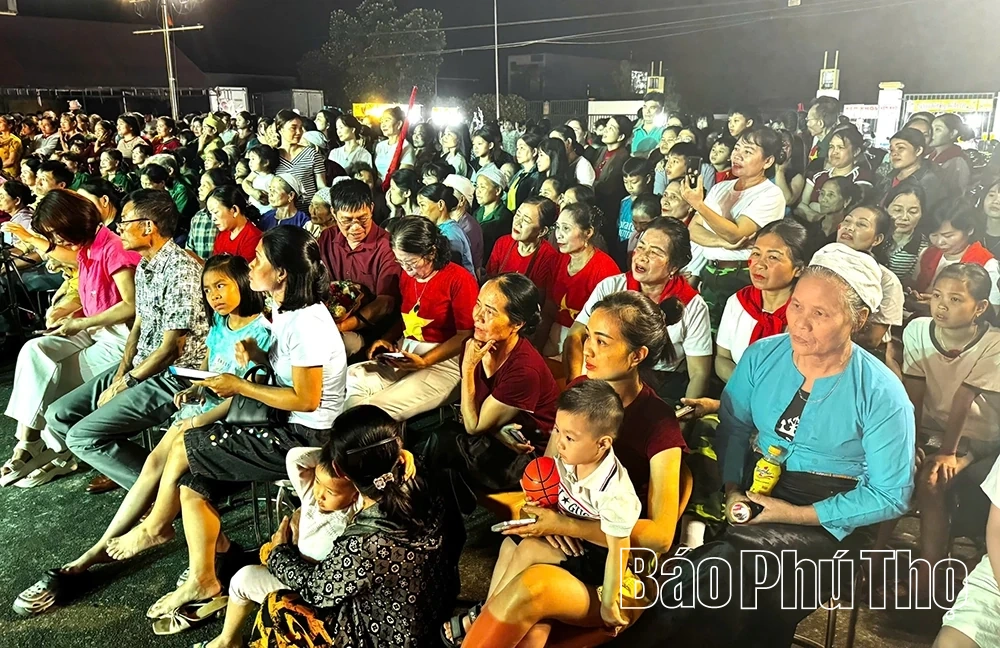 Sôi nổi chương trình văn nghệ chào mừng các ngày lễ lớn tại xã Tân Lạc