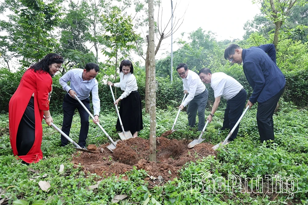 Liên đoàn Thương mại và Công nghiệp Việt Nam và Hội đồng Năng lượng Thế giới tại Việt Nam dâng hương tại Đền Hùng