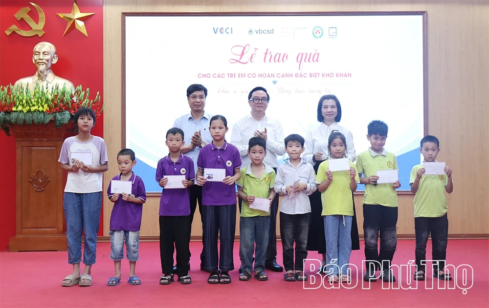 Liên đoàn Thương mại và Công nghiệp Việt Nam và Hội đồng Năng lượng Thế giới tại Việt Nam dâng hương tại Đền Hùng