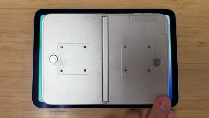 Mô hình iPhone gập so dáng cùng thiết bị Apple