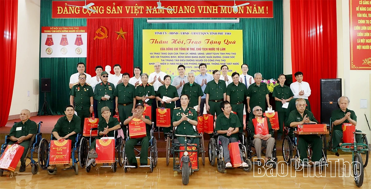 Trao tặng quà của Tổng Bí thư, Chủ tịch nước Tô Lâm cho người có công