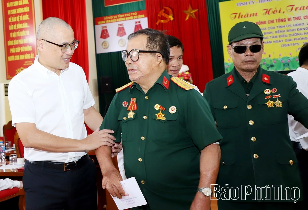 Trao tặng quà của Tổng Bí thư, Chủ tịch nước Tô Lâm cho người có công