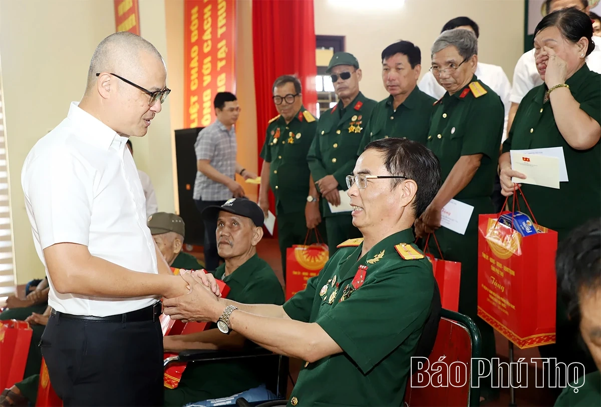 Trao tặng quà của Tổng Bí thư, Chủ tịch nước Tô Lâm cho người có công