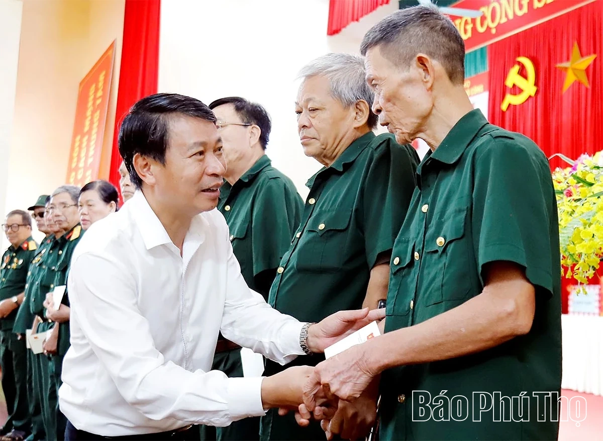 Trao tặng quà của Tổng Bí thư, Chủ tịch nước Tô Lâm cho người có công