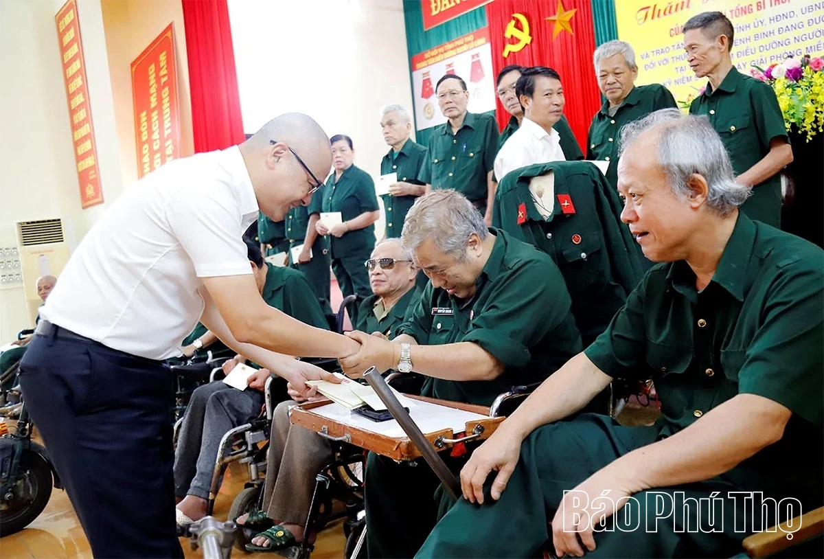 Trao tặng quà của Tổng Bí thư, Chủ tịch nước Tô Lâm cho người có công