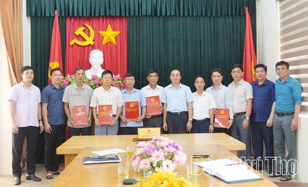 Xã Hoàng An trao Giấy chứng nhận quyền sử dụng đất cho 7 hộ dân