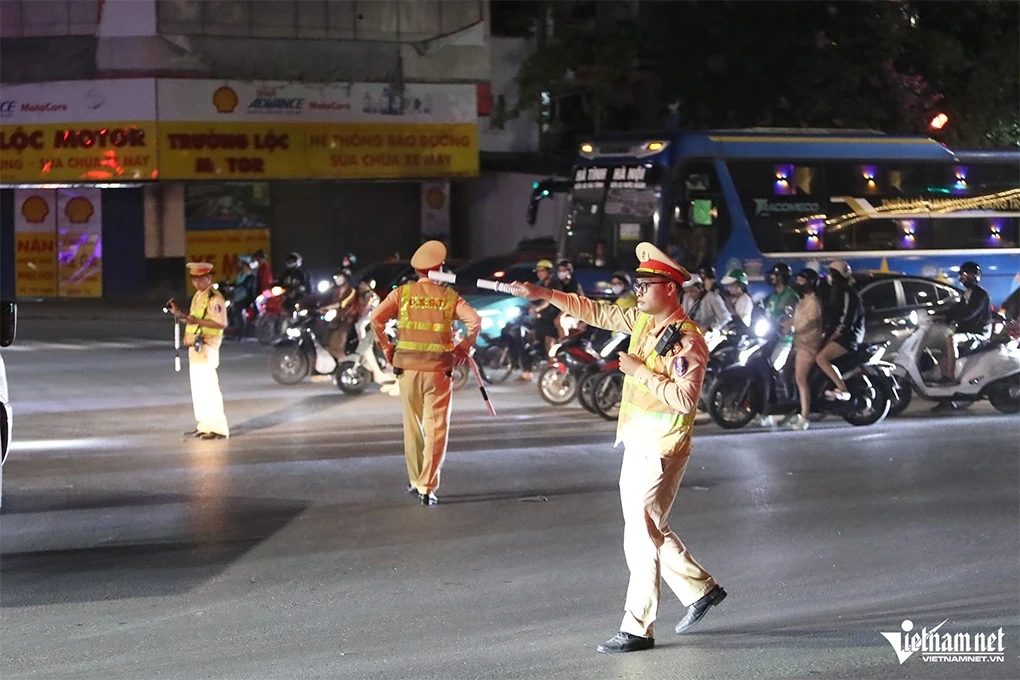 Nửa đêm, người dân về quê ‘né’ tắc đường, cửa ngõ phía Nam Hà Nội kẹt cứng