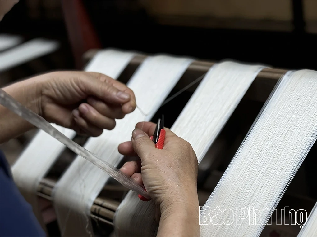 Độc đáo làng nghề ươm tơ, dệt lụa