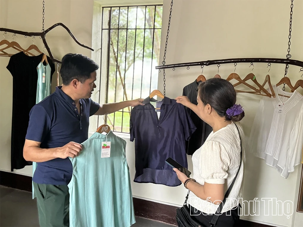 Độc đáo làng nghề ươm tơ, dệt lụa