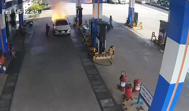 Vụ ô tô bốc cháy ở cây xăng: xác định danh tính 2 người chết