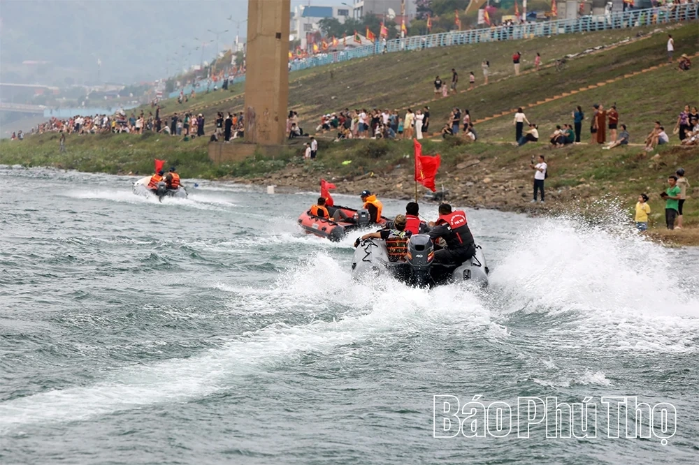 A Spectacular Steam-Powered Boat Performance at the Whale Festival