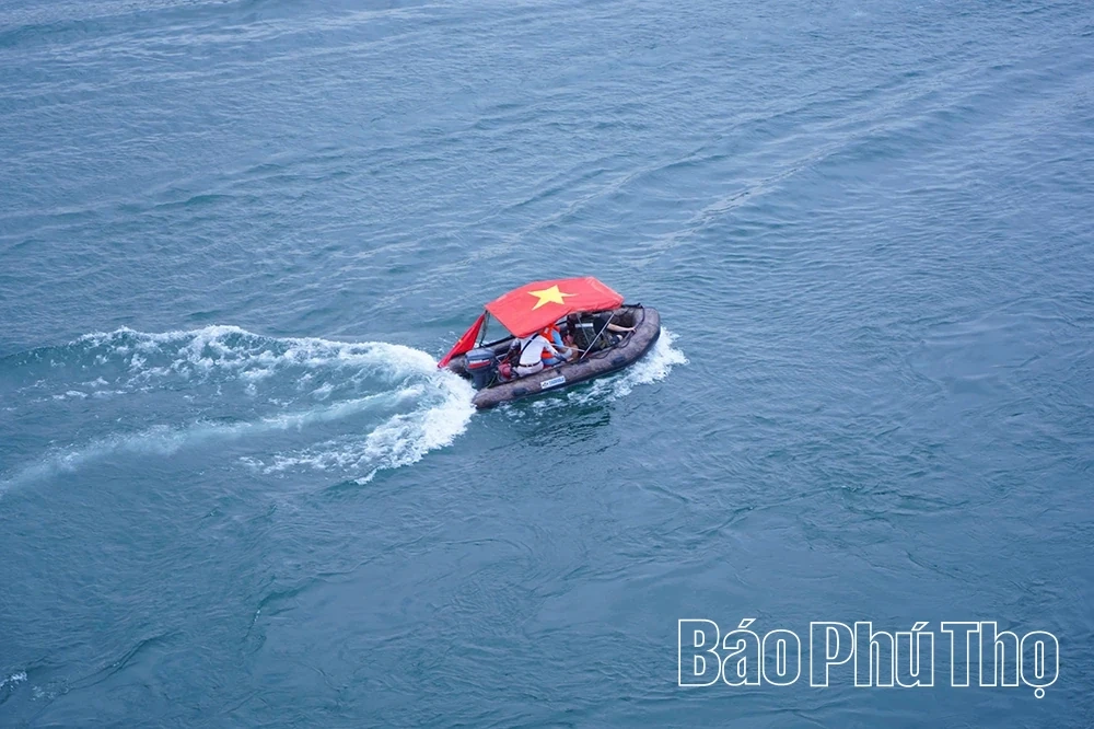 A Spectacular Steam-Powered Boat Performance at the Whale Festival