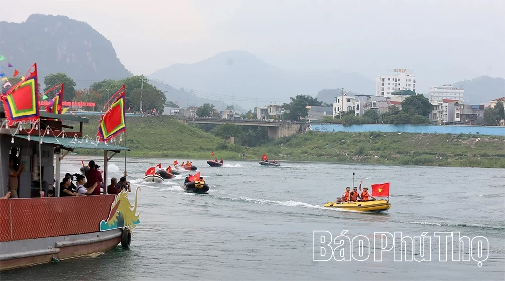 A Spectacular Steam-Powered Boat Performance at the Whale Festival