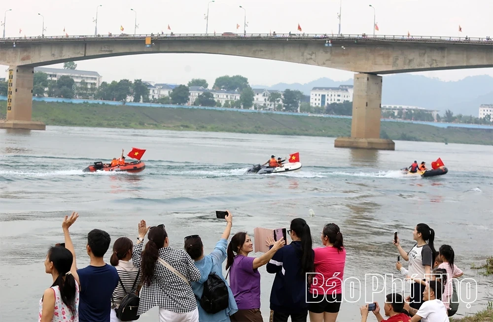 A Spectacular Steam-Powered Boat Performance at the Whale Festival