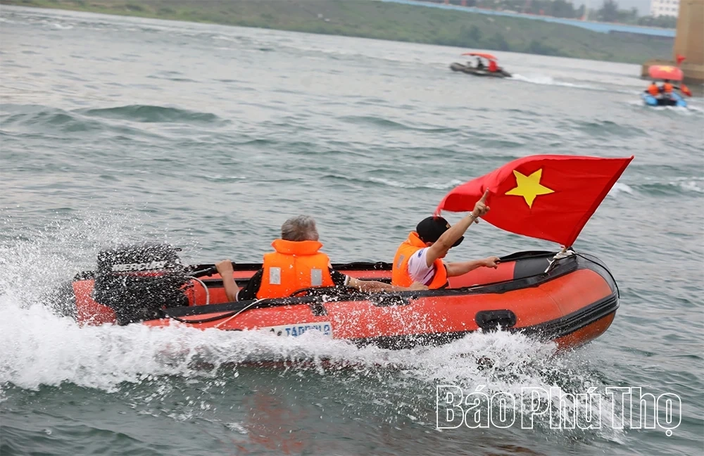 A Spectacular Steam-Powered Boat Performance at the Whale Festival