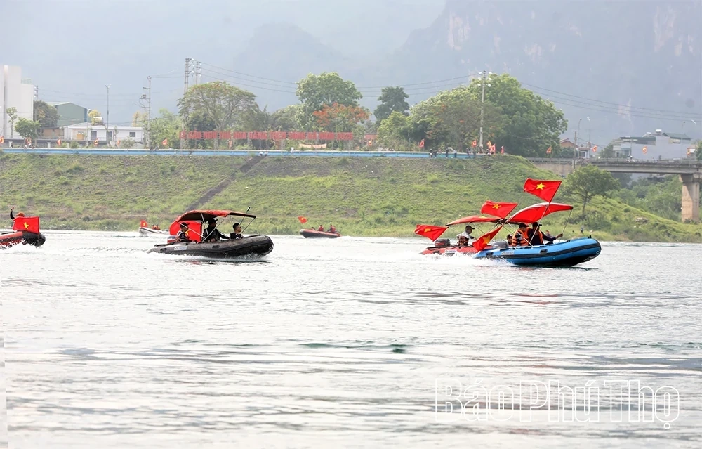 A Spectacular Steam-Powered Boat Performance at the Whale Festival