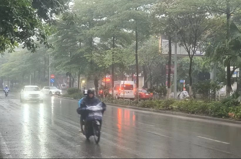 Thời tiết ngày 10/5: Miền Bắc mưa dông, Đông Nam Bộ nắng nóng trên 36 độ C